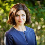 Portrait picture of Dr. Julia Schmidt 2023